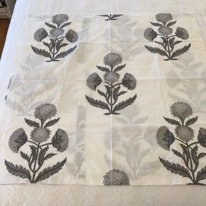 [SOLD] PB Organic Cotton Queen Duvet Cover/2 Euro Sq Shams. EUC. Gray on Ivory.